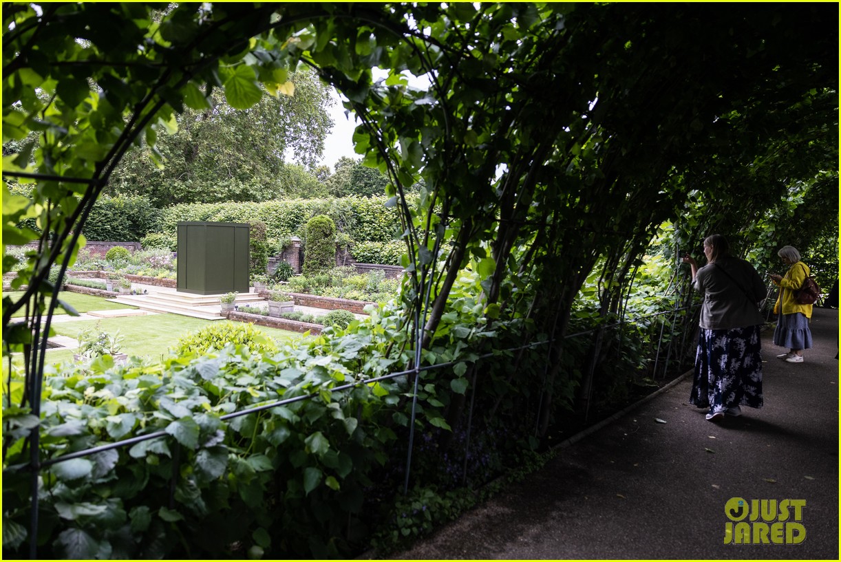 Invited Guests Arrive at Princess Diana's Statue Unveiling, Full ...