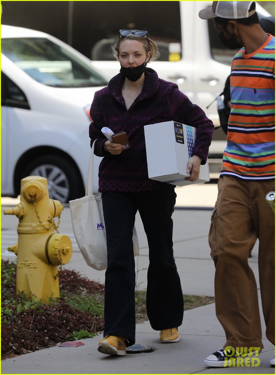 Amanda Seyfried Is Elizabeth Holmes in 'Dropout' - First Photos From