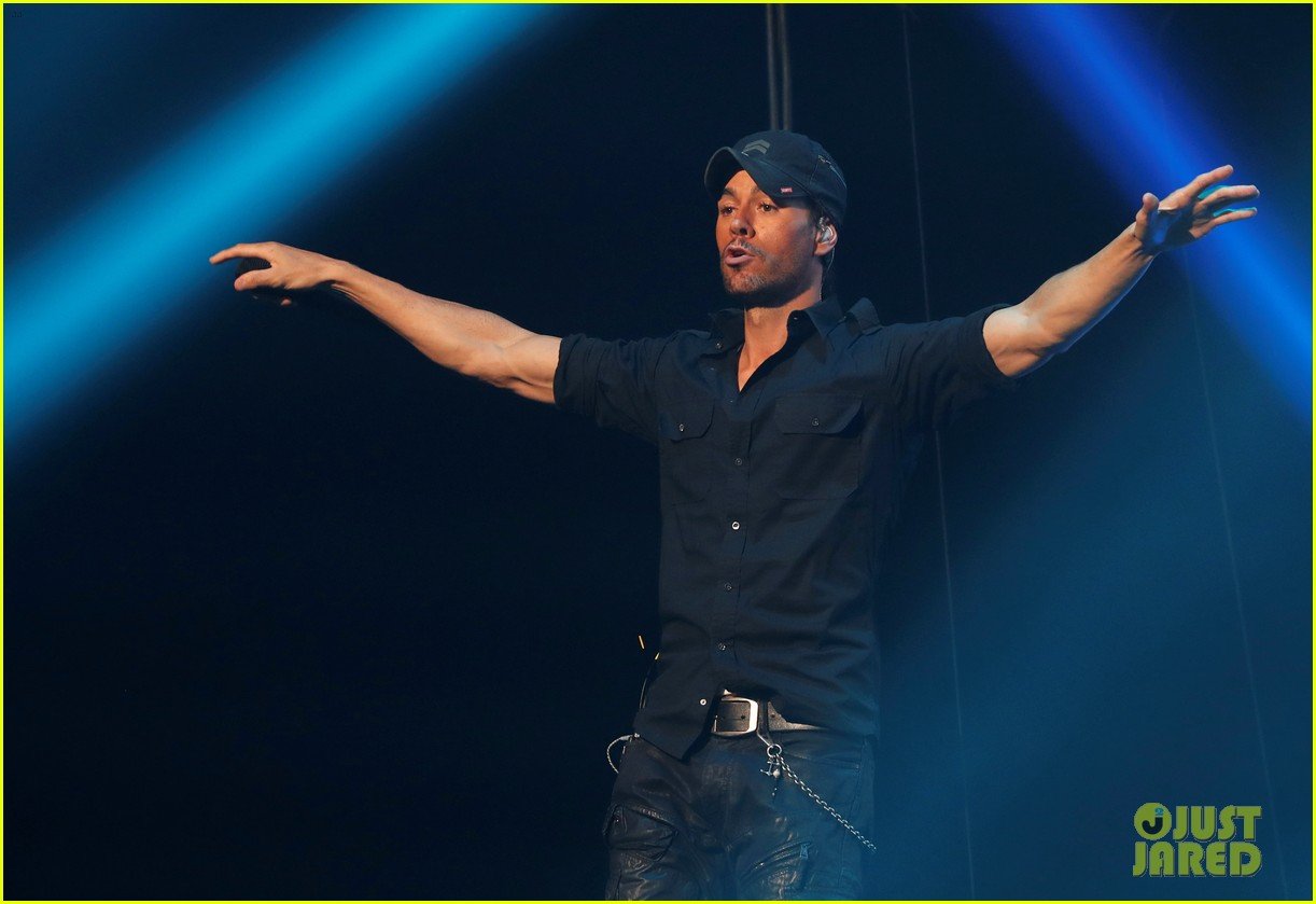 enrique iglesias posts fourth of july selfie with kids 04