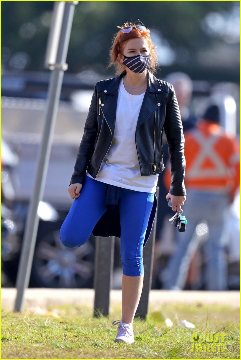 Isla Fisher Gets in Quick Workout at Park in Sydney: Photo 4584279