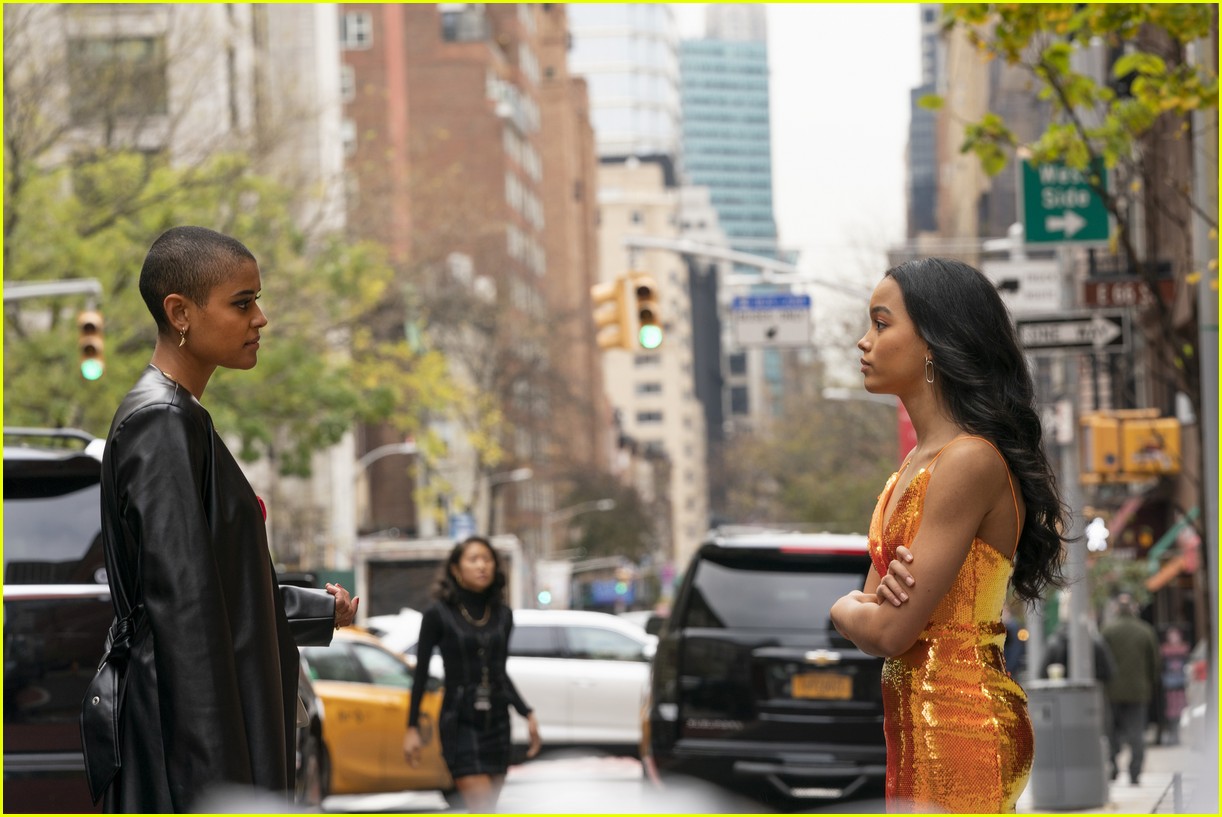 Who Is Gossip Girl's Narrator on HBO Max? That Voice Should Sound Familiar! Photo 4584446