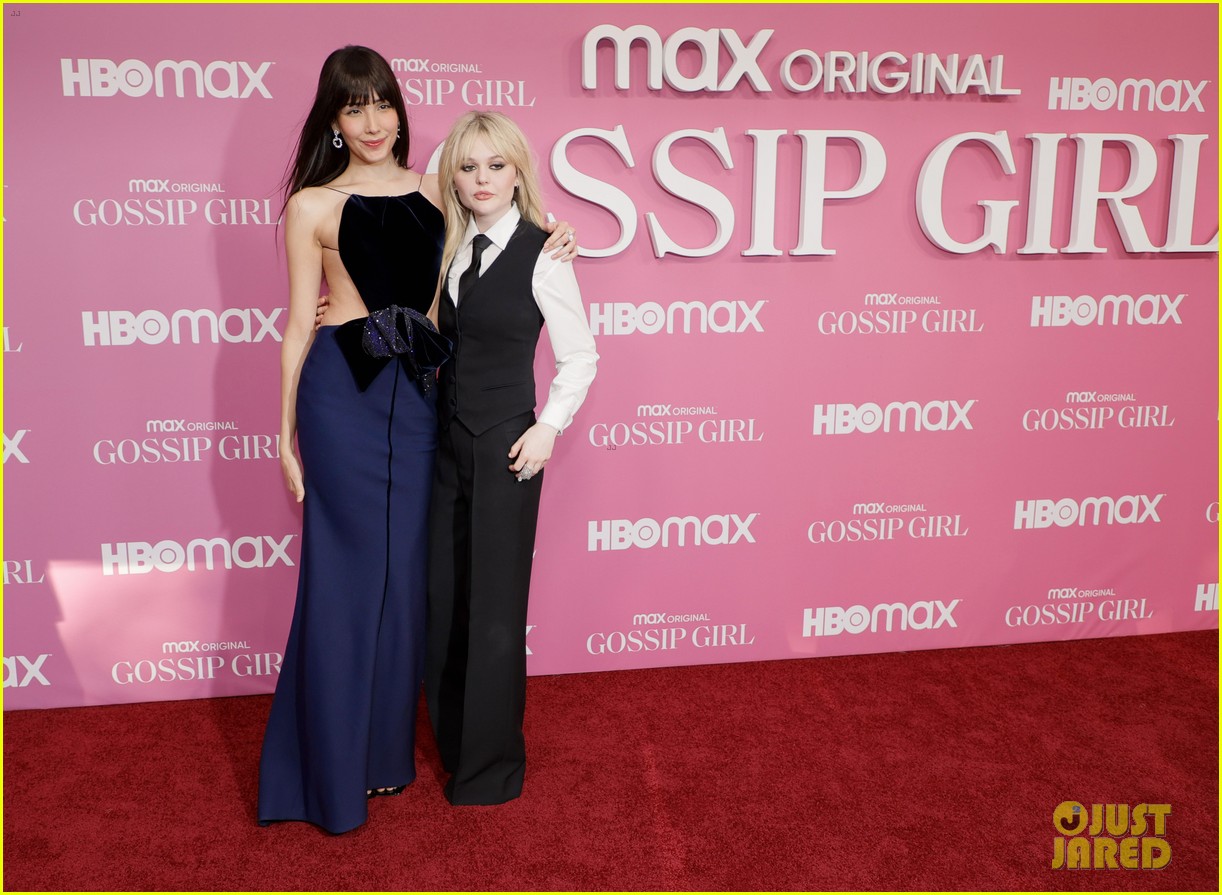 канны 2016 шипка. во сколько большие девочки на премьере. зои дойч и джонни депп. во сколько большие девочки на премьере. Best look cannes.