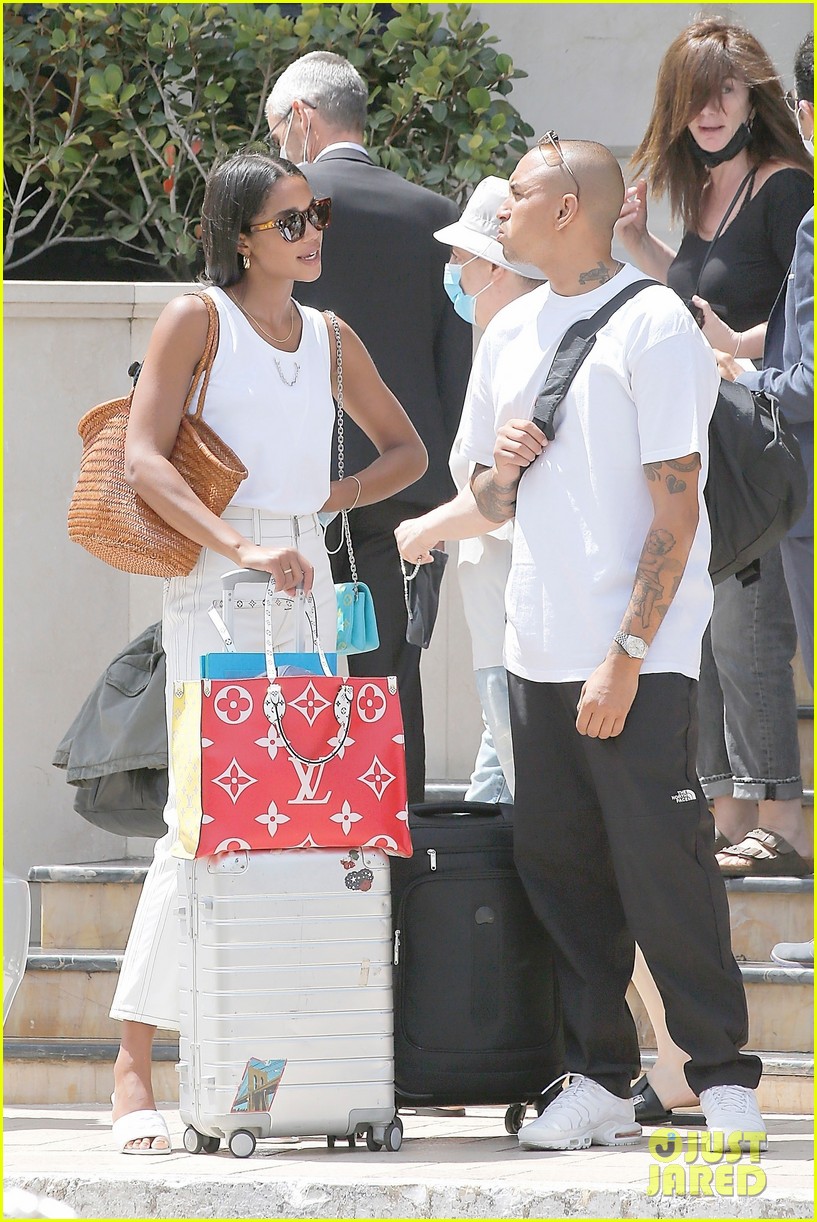 Photo: laura harrier sam jarou kiss 14 | Photo 4581417 | Just Jared