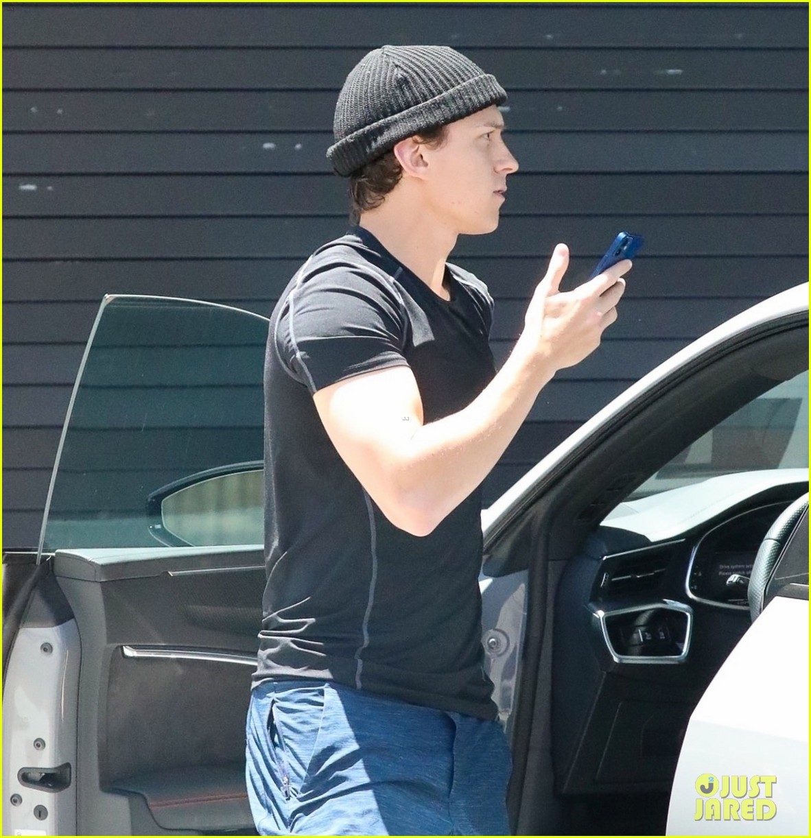 tom holland steps out after zendaya kissing photos surface 044580879