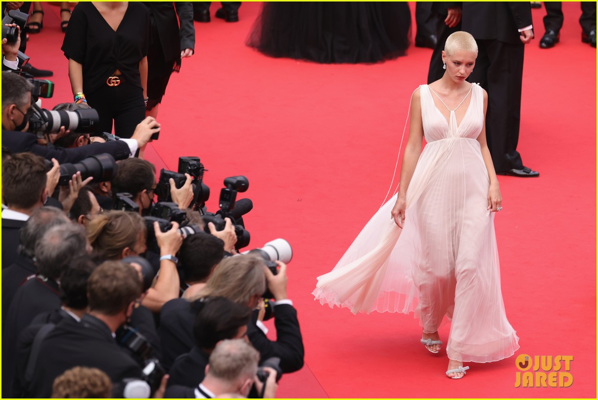 Iris Law Looks Amazing In White With Her Shaved Hair During 'French Dispatch' Premiere: Photo 4587320 | 2021 Cannes Film Festival, Cannes Film Festival, Iris Law Pictures - Vimarsana News