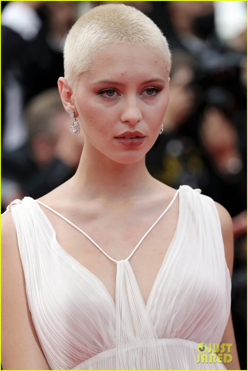 Iris Law Looks Amazing In White With Her Shaved Hair During 'French Dispatch' Premiere: Photo 4587323 | 2021 Cannes Film Festival, Cannes Film Festival, Iris Law Pictures - Vimarsana News