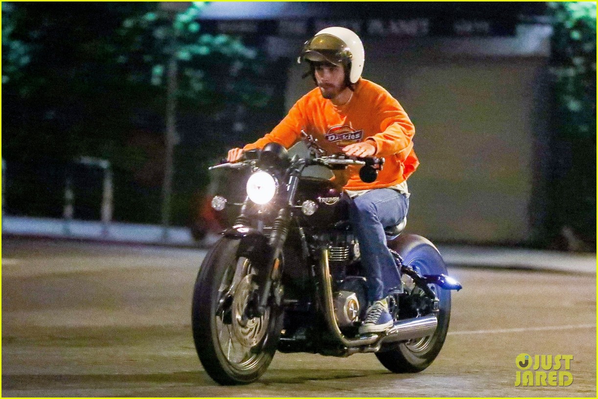kj apa rides his motorcycle to dinner with friends 014595210