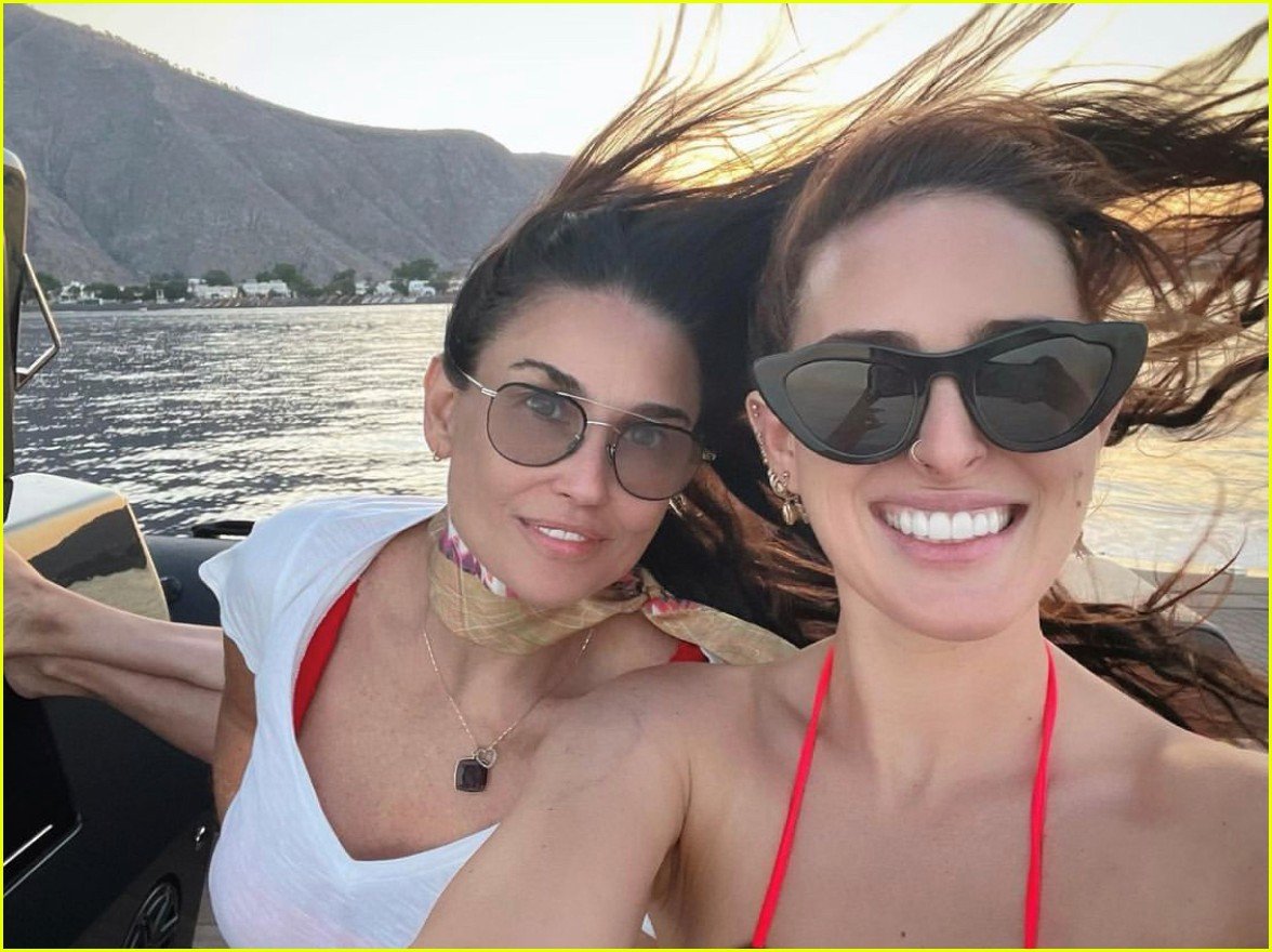 Leaked Demi Moore Posing With Daughters & Bikini Selfies