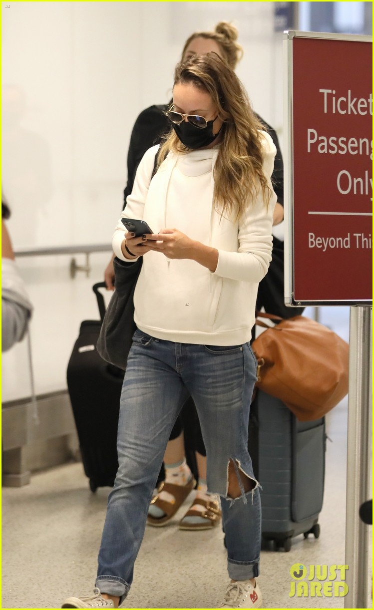 olivia wilde lowkey airport arrival 034592590