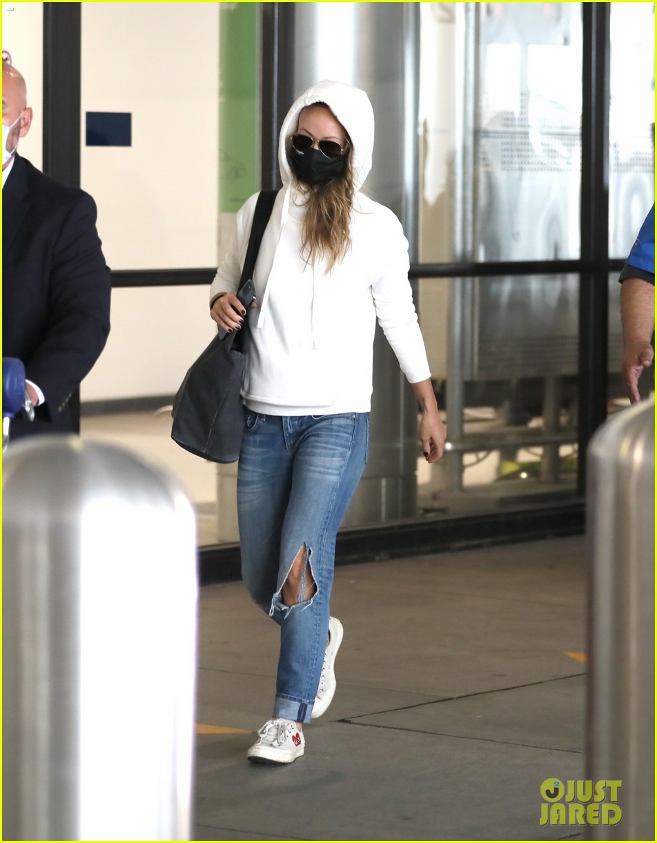olivia wilde lowkey airport arrival 04