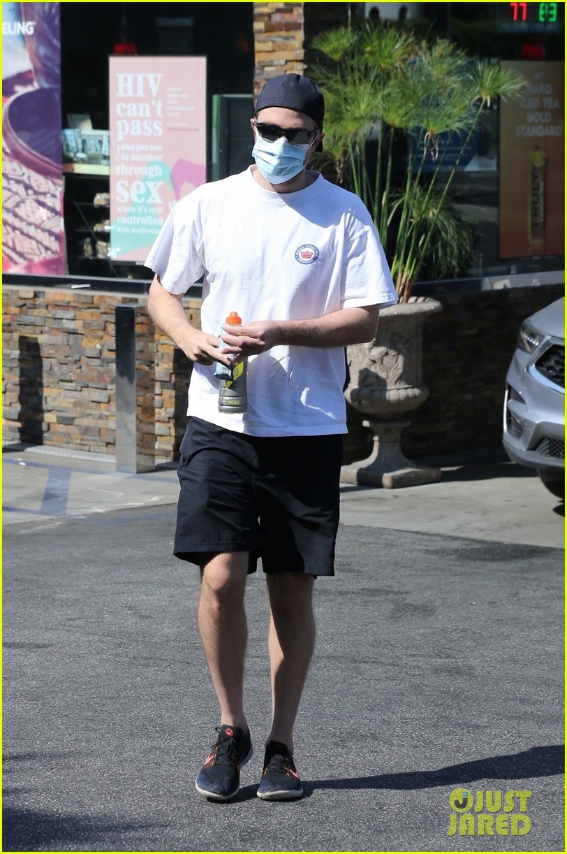 robert pattinson spotted in los angeles 064585446