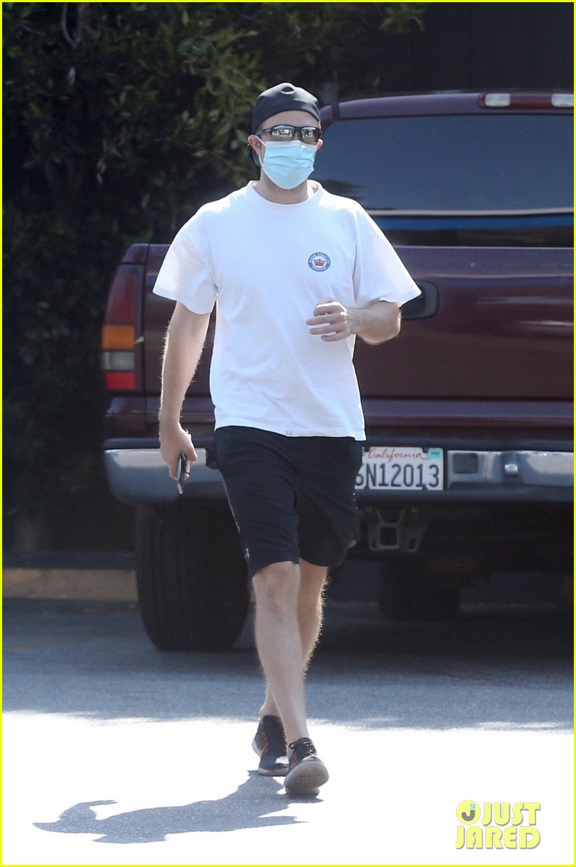 robert pattinson spotted in los angeles 074585447
