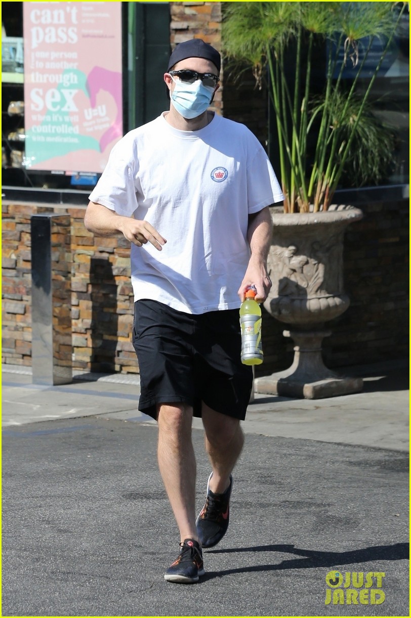 robert pattinson spotted in los angeles 084585448