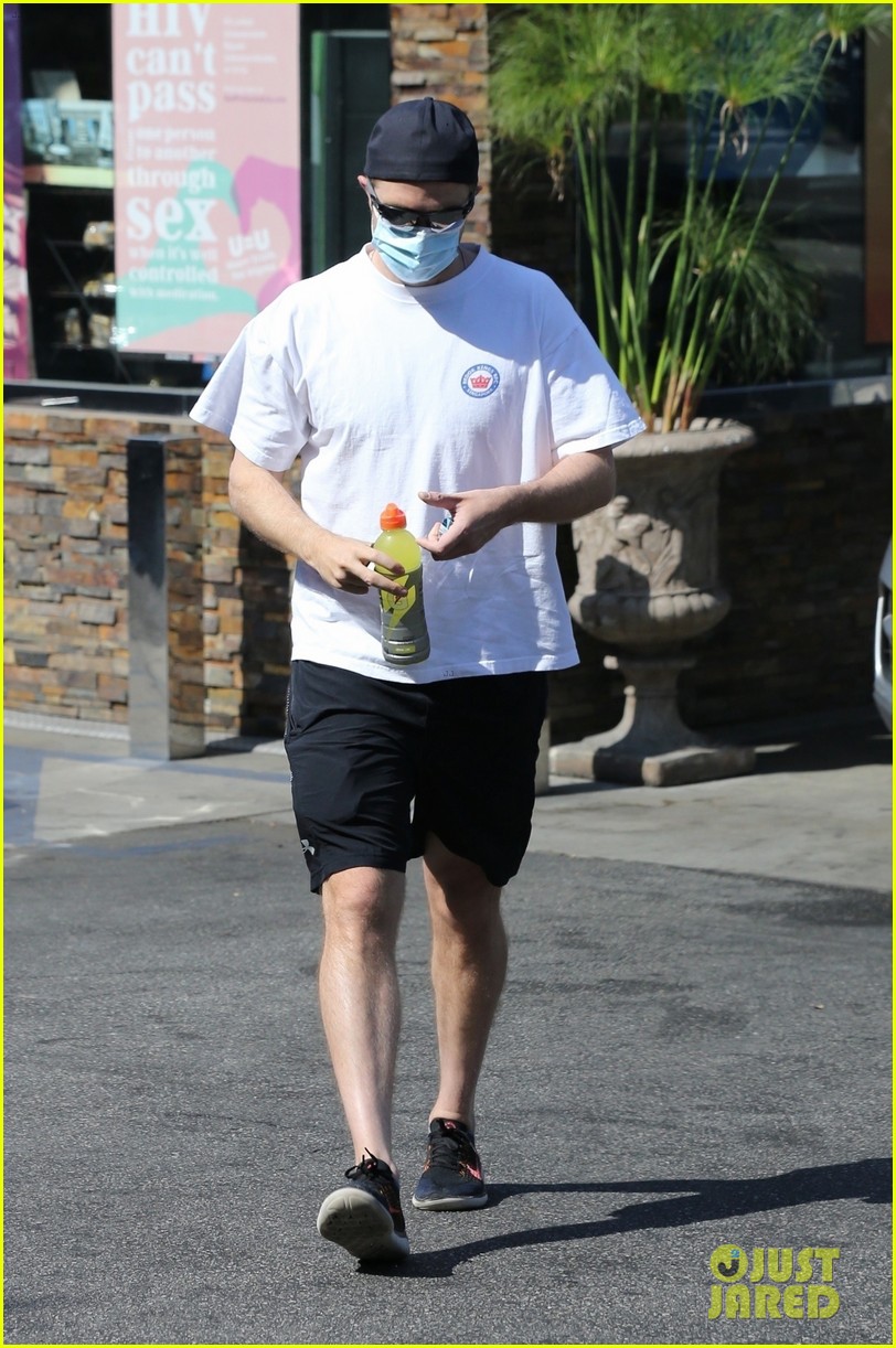 robert pattinson spotted in los angeles 144585454
