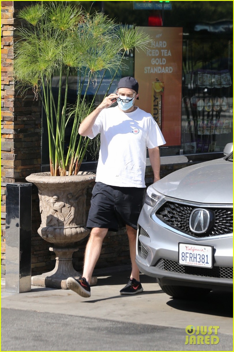 robert pattinson spotted in los angeles 194585459