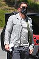 ben affleck spotted looking at engagement rings 04