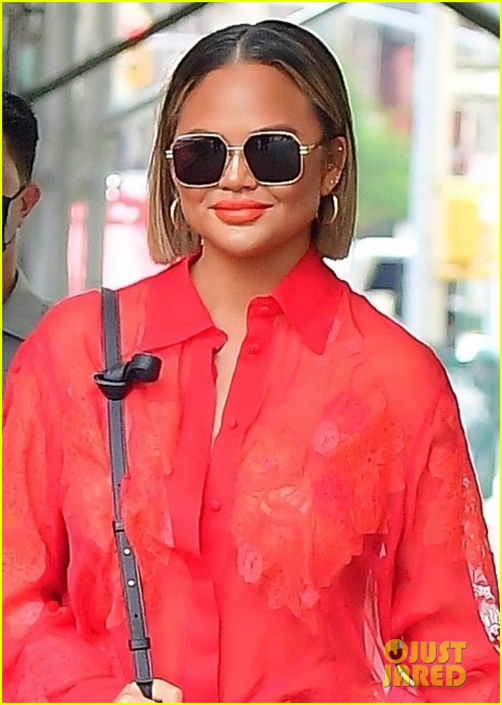 Chrissy Teigen Haircut 2022(02)