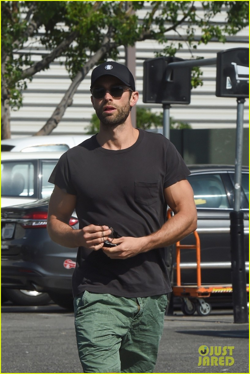 chace crawford picks up grill trip to home depot 044607674
