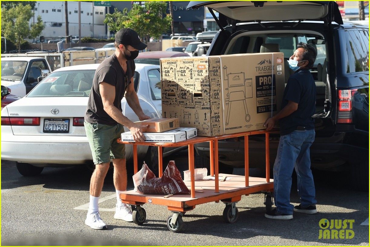 chace crawford picks up grill trip to home depot 054607675