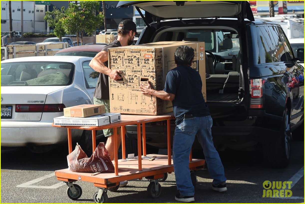 chace crawford picks up grill trip to home depot 154607685