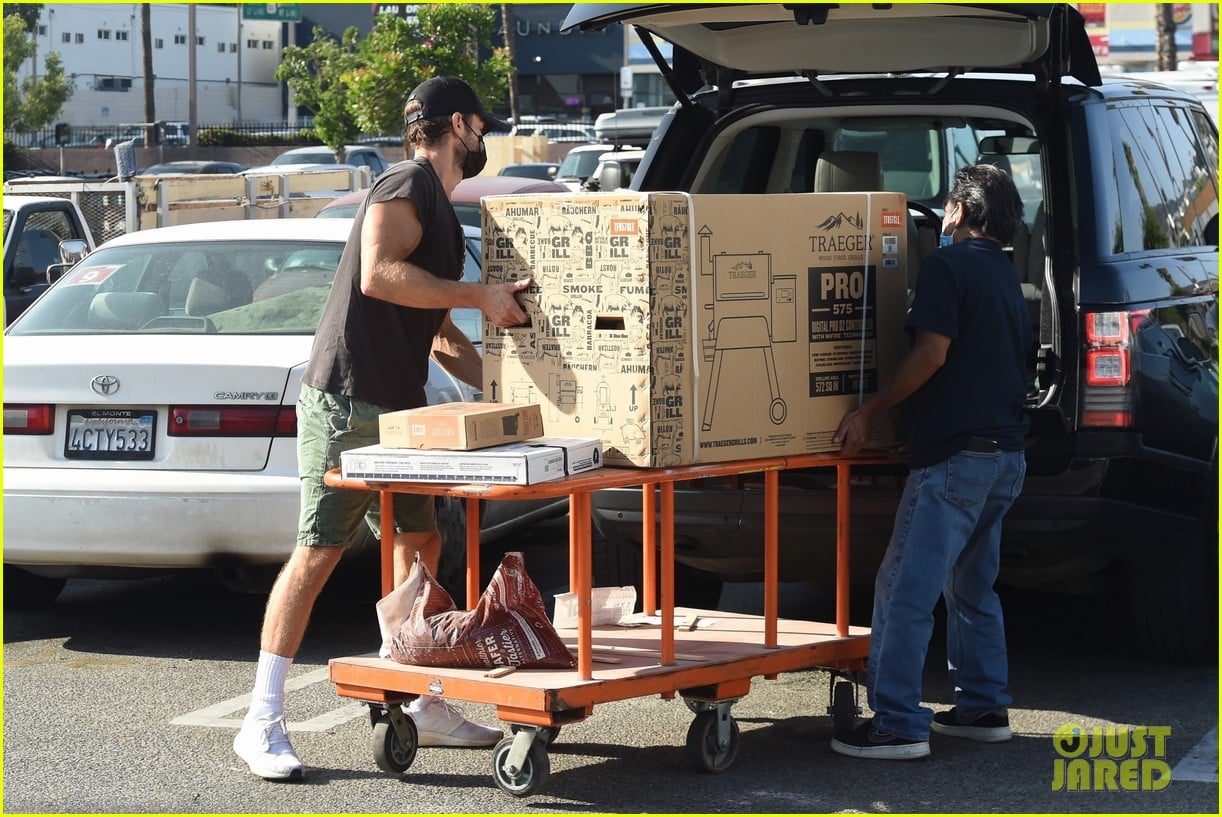 chace crawford picks up grill trip to home depot 174607713
