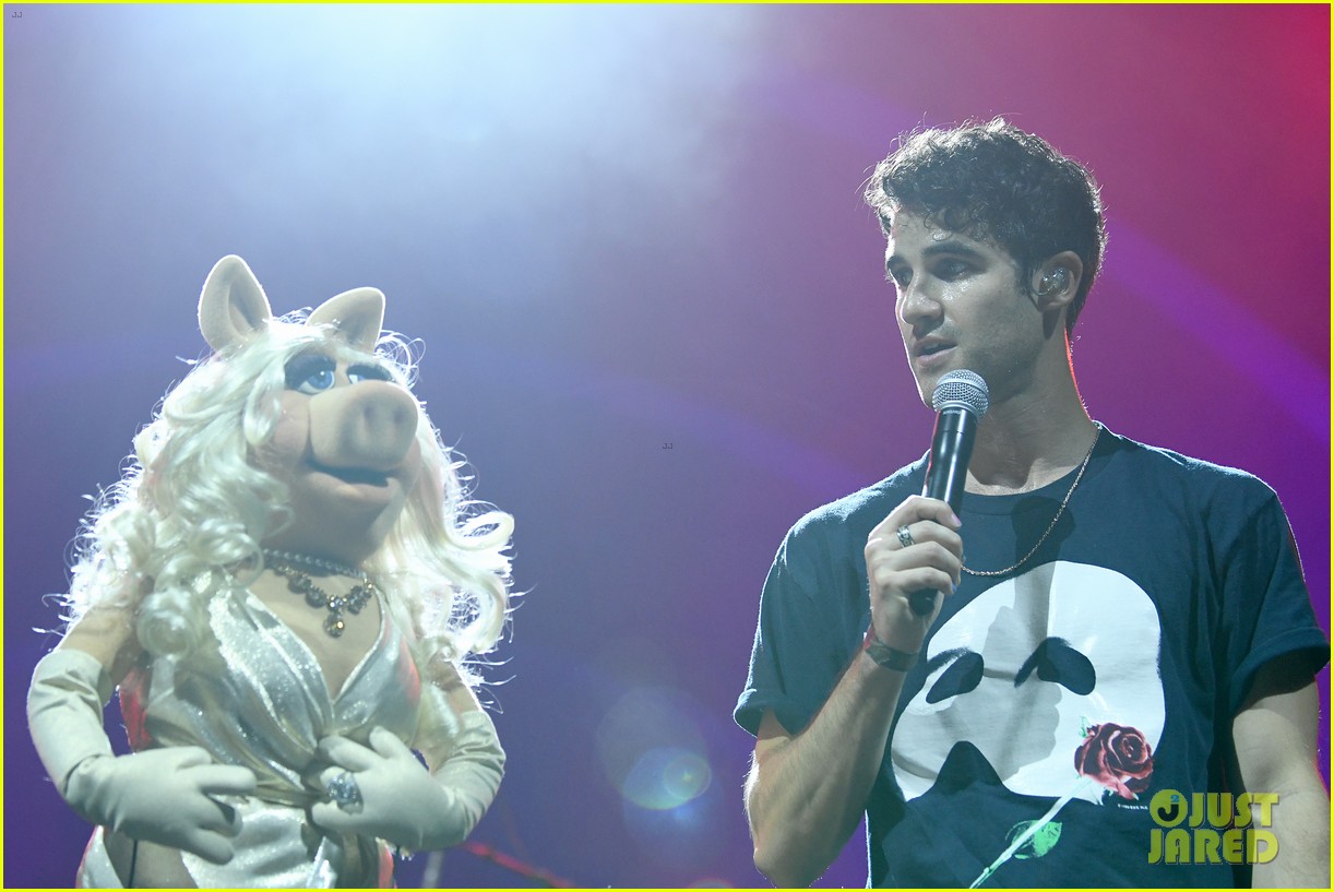 darren criss joined by the muppets at elsie fest 2021 054612141