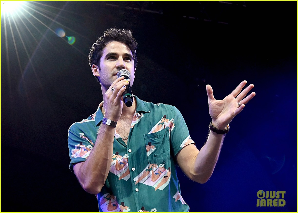 darren criss joined by the muppets at elsie fest 2021 084612144