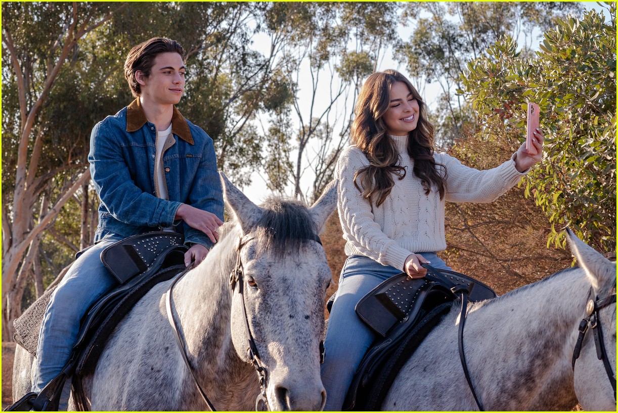 Rachael Leigh Cook & Addison Rae Star in 'She's All That' Reboot 'He's