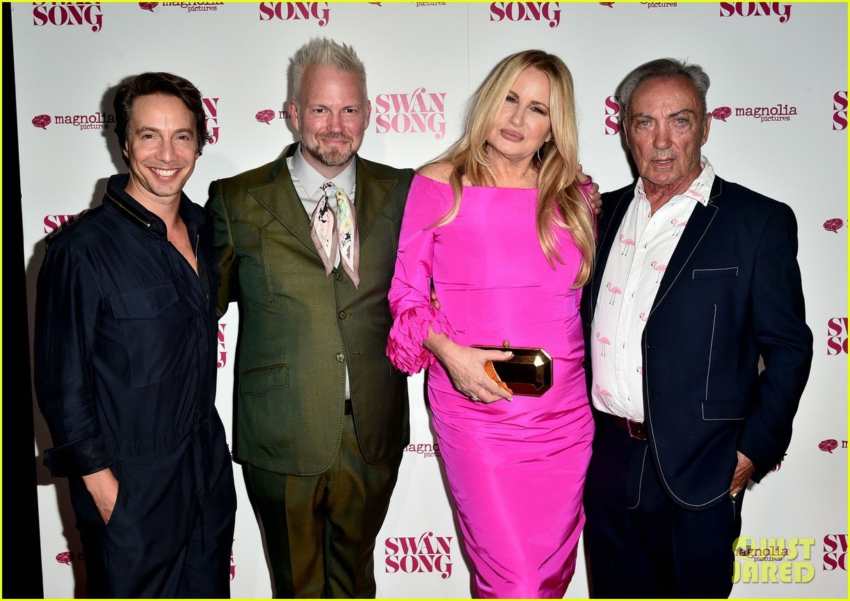 Jennifer Coolidge Is Pretty in Pink at the Premiere of New Movie 'Swan Song' Photo 4600828