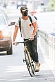 justin theroux keeps low profile riding his bike in nyc 01