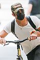 justin theroux keeps low profile riding his bike in nyc 02