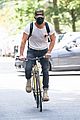 justin theroux keeps low profile riding his bike in nyc 03