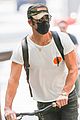 justin theroux keeps low profile riding his bike in nyc 04