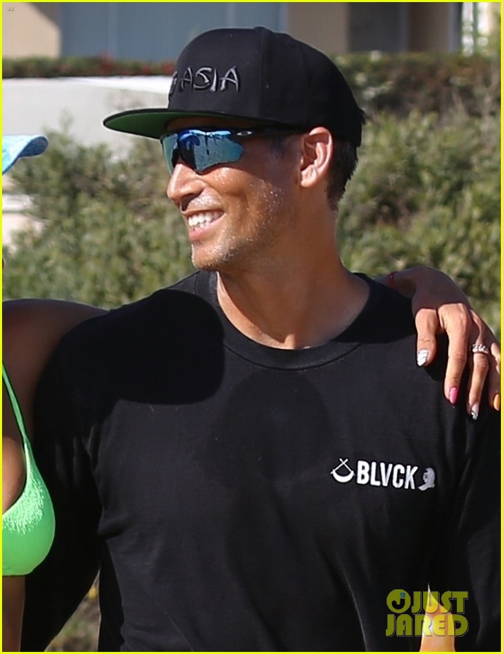 alessandra ambrosio richard lee share a kiss during beach volleyball game 044612135