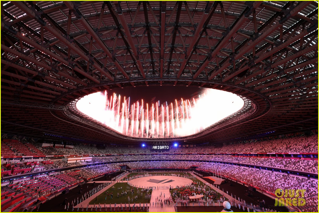 Photo kara winger flag bearer olympics closing ceremony pics 46 Photo 4601541 Just Jared