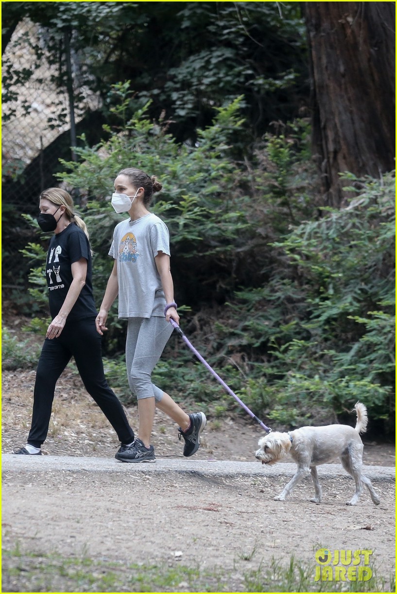 Ellen Pompeo & Natalie Portman Meet Up for Afternoon Hike!: Photo