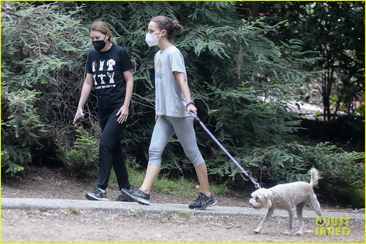 Ellen Pompeo & Natalie Portman Meet Up for Afternoon Hike!: Photo