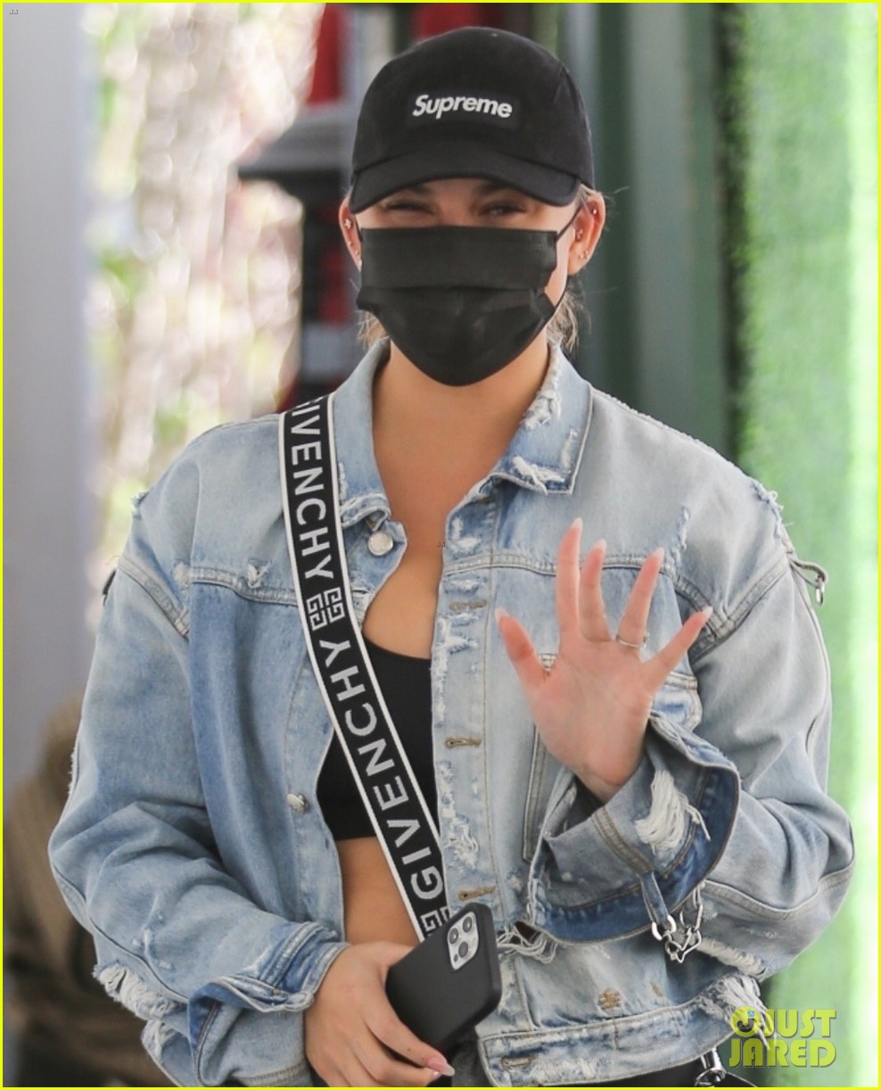 Chrissy Teigen Spends the Afternoon Shopping with Her Mom in Beverly