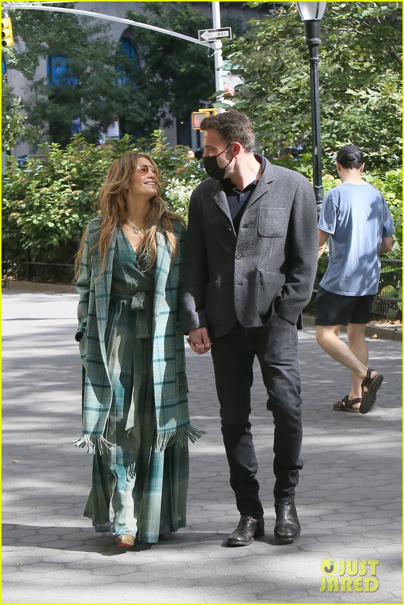 Jennifer Lopez & Ben Affleck Spotted Making Out on the NYC Sidewalk