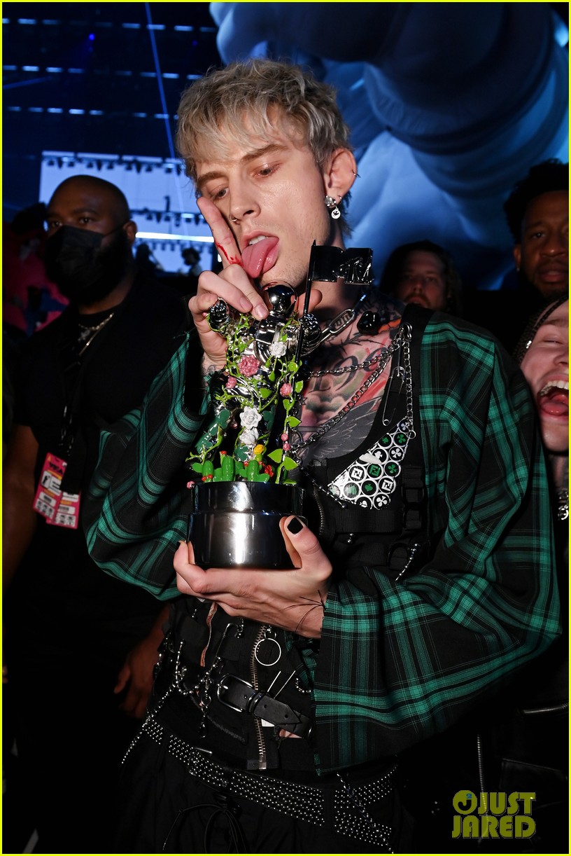 Backstage at VMAs 2021 Check Out Photos of Moments You Didn't See on