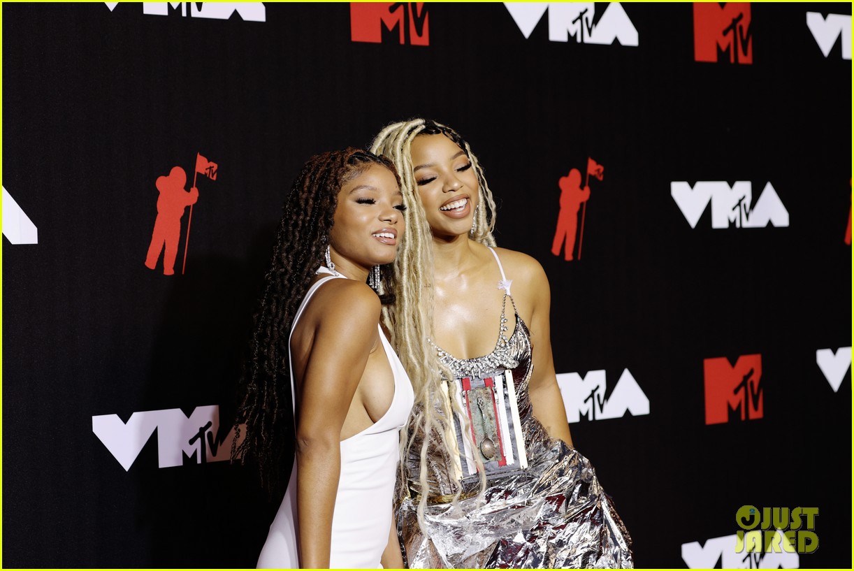 Halle Bailey Supports Sister Chloe Bailey at MTV VMAs 2021 Ahead of Her