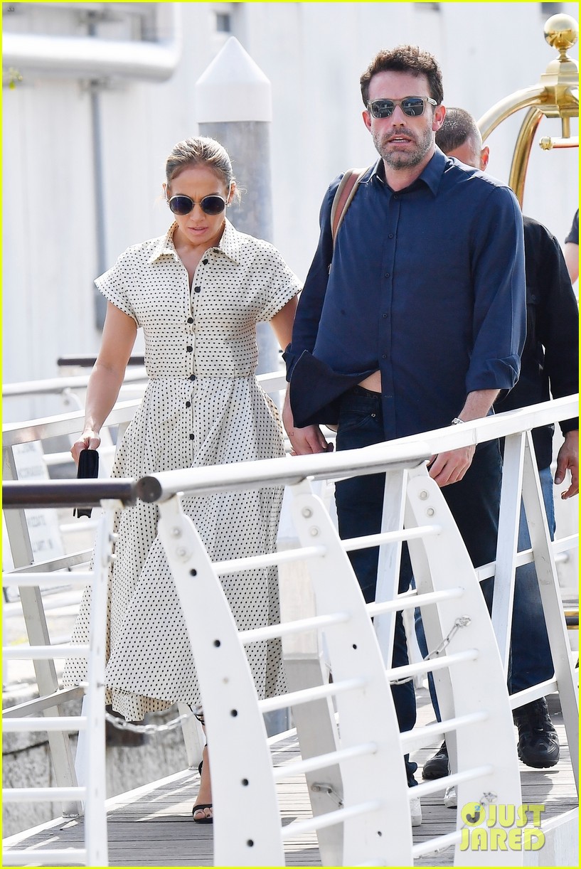 Ben Affleck & Jennifer Lopez Kiss, Hold Hands While Leaving Venice