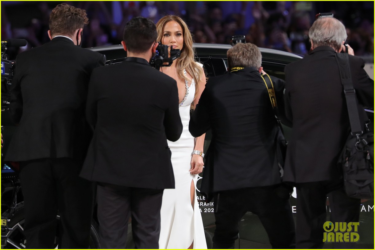 Photo: ben affleck jennifer lopez the last duel venice premiere 36