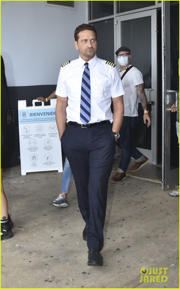 Photo gerard butler pilot wardrobe puerto rico airport 12 Photo