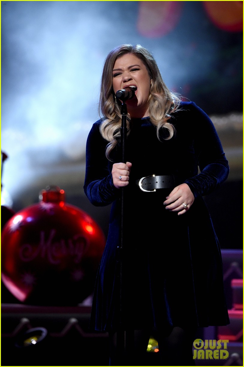 Kelly Clarkson Drops 'Christmas Isn't Canceled (Just You)' Listen Kelly Clarkson Christmas Isn T Canceled Just You