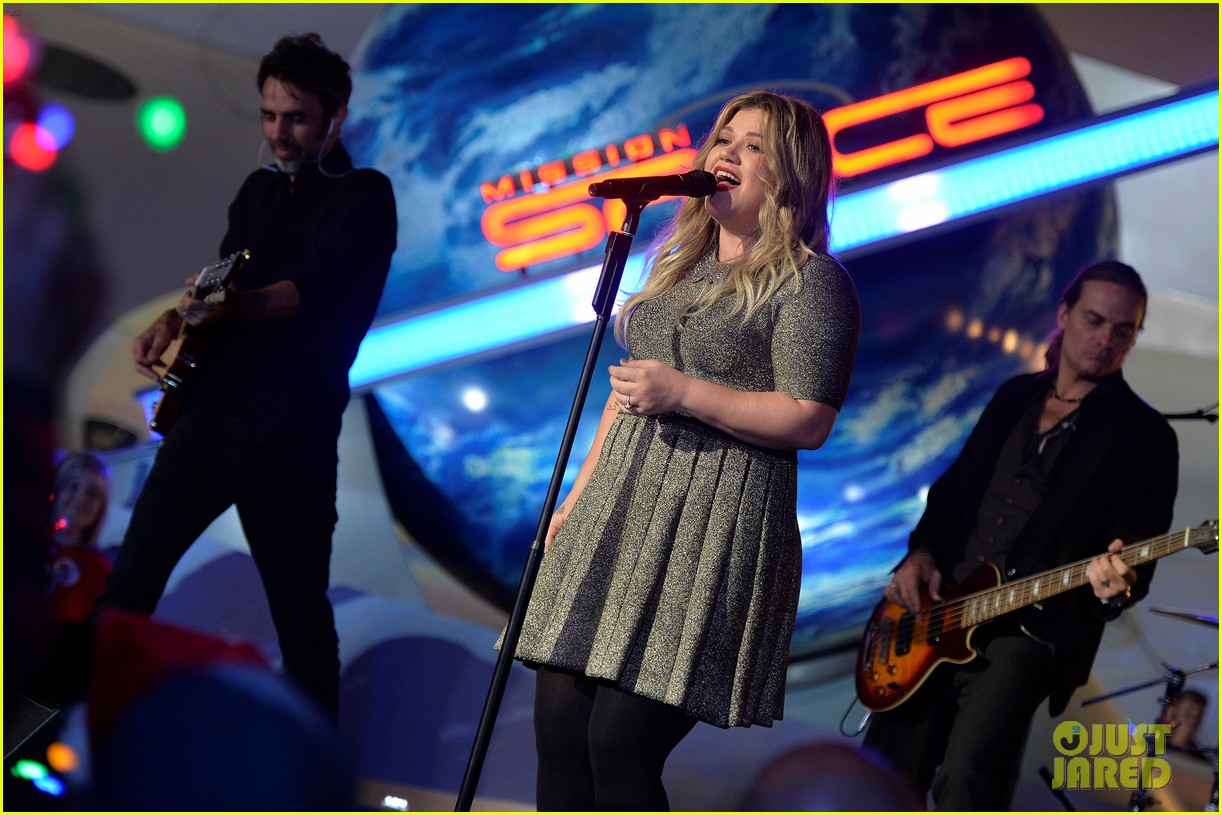 Kelly Clarkson Drops 'Christmas Isn't Canceled (Just You)' Listen & Read the Lyrics! Photo