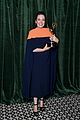 olivia colman pays tribute to late dad at emmys 01
