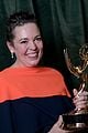 olivia colman pays tribute to late dad at emmys 04