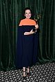 olivia colman pays tribute to late dad at emmys 05