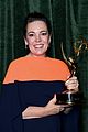 olivia colman pays tribute to late dad at emmys 08